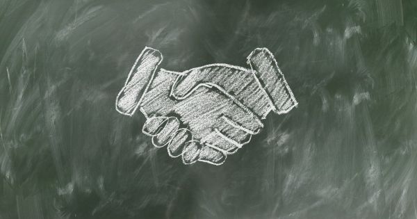 Image de deux mains en faisant un accord
